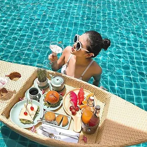 Yuni And 4*, Da Nang Vietnam