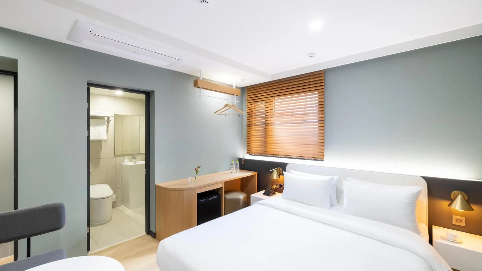 Busan H-Avenue Hotel Seomyeon Station 3*,
